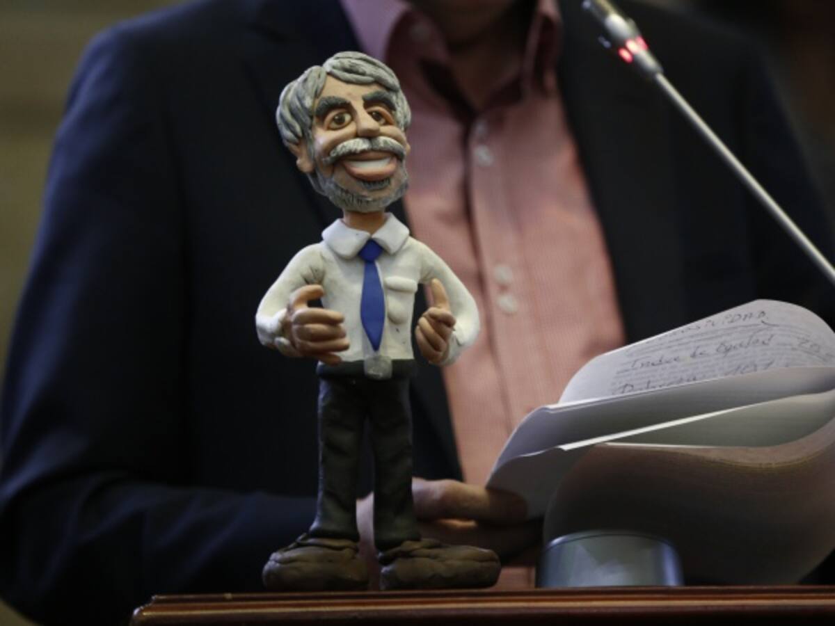 Con un muñeco de plastilina cuestionan la ausencia de Peñalosa en foro en el Congreso