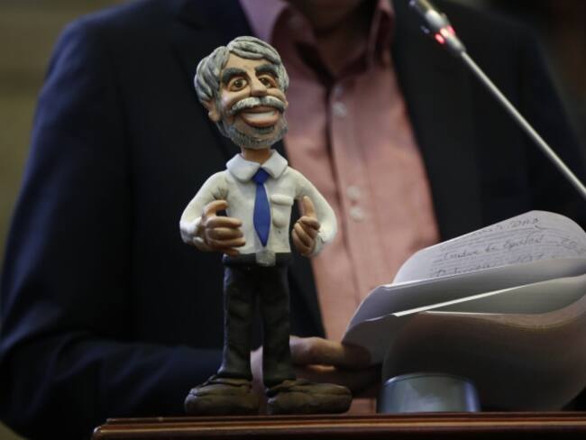 Con un muñeco de plastilina cuestionan la ausencia de Peñalosa en foro en el Congreso