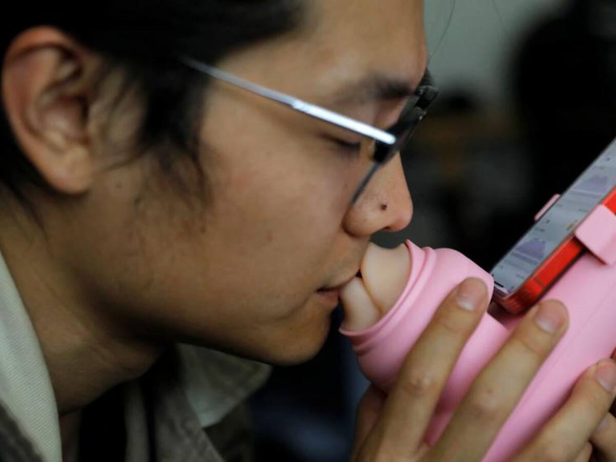 En China, crean un dispositivo que permite dar y sentir besos a distancia