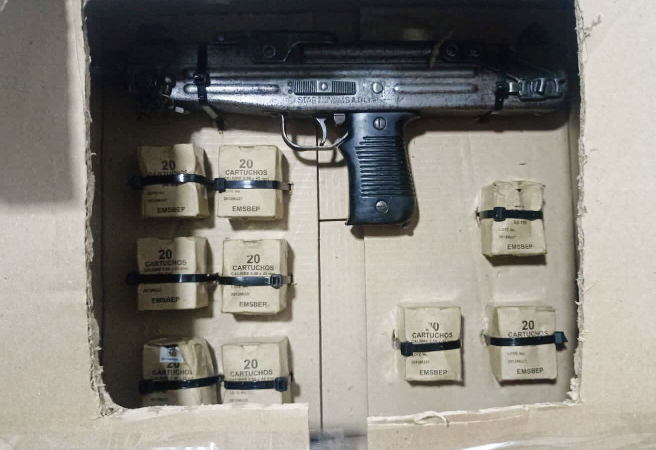 Tenían en su poder 01 arma de fuego tipo subfusil mini uzi.