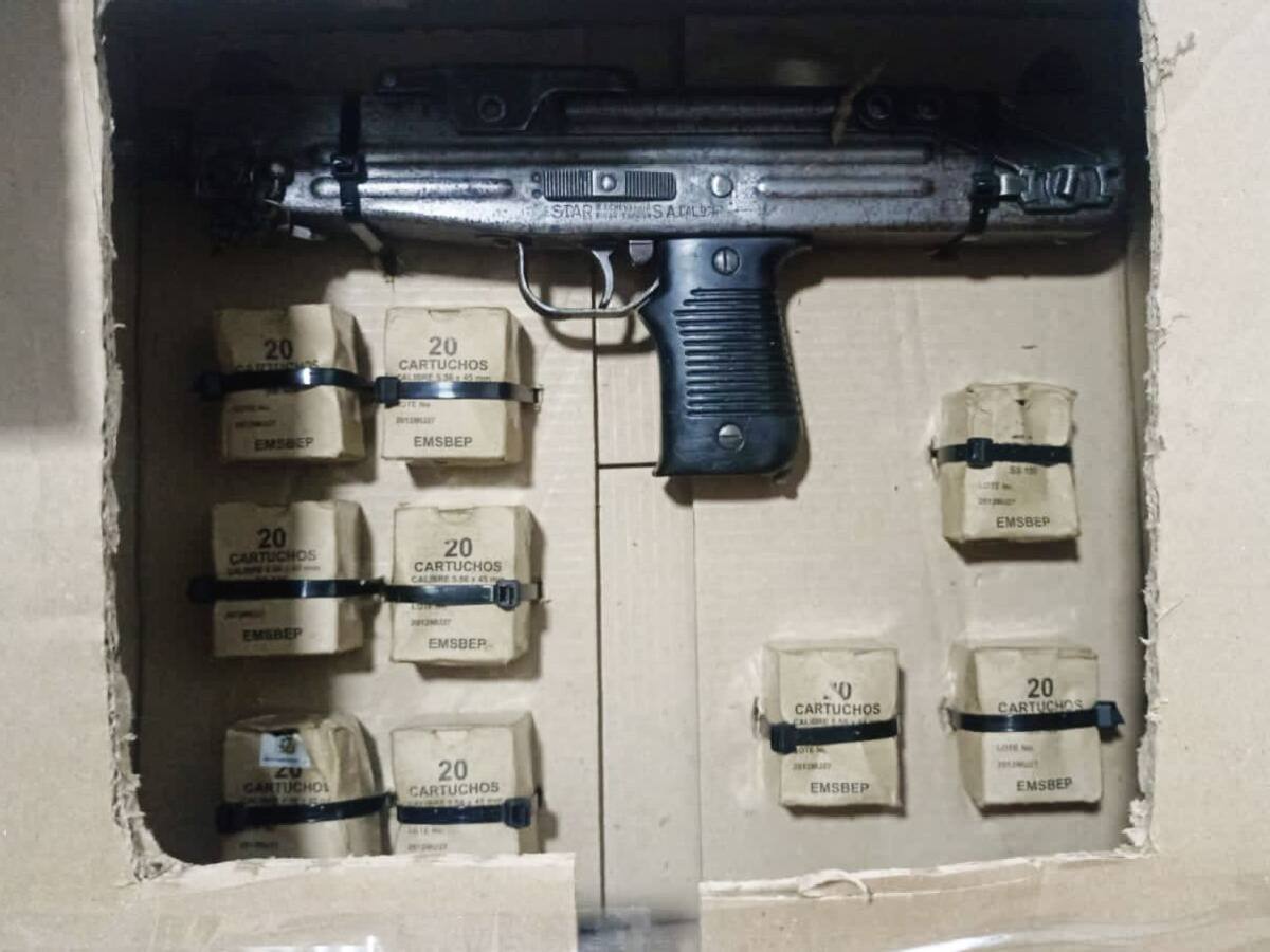 En Putumayo capturan dos hombres que portaban Mini uzi y una motocicleta hurtada