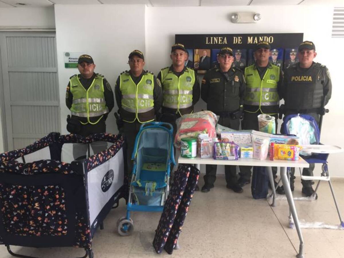 Policías recolectan regalos para bebé que fue abandonado al nacer