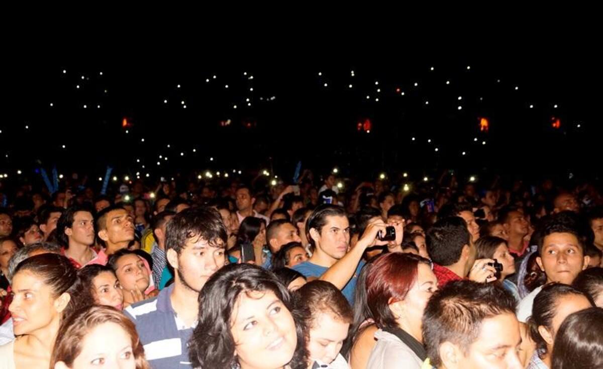 Como lo hizo en otras ciudades de la gira, Juanes entonó la canción Odio por Amor en versión local. Esta vez fue el turno del grupo Mochila Cantora que dijo “It’s time to change” al ritmo del torbellino.