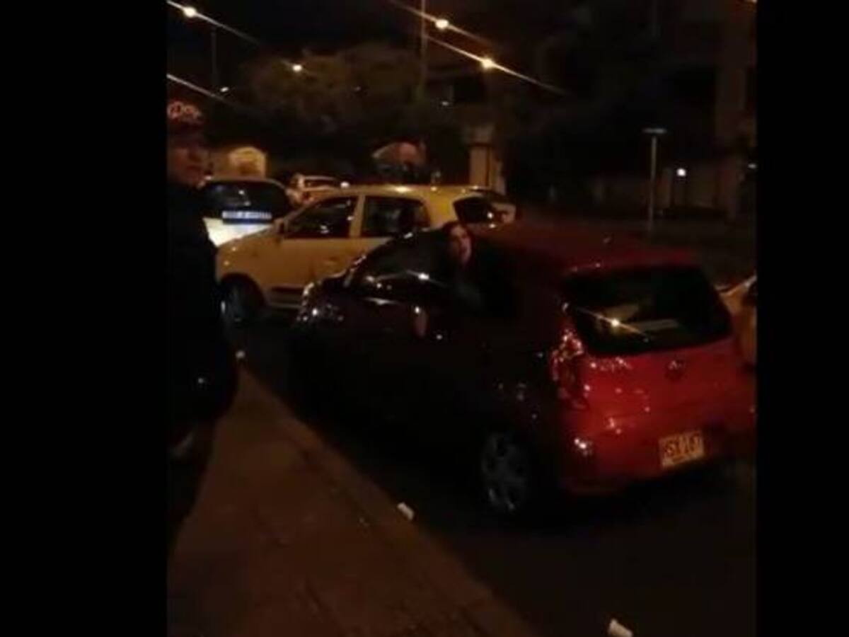 Taxistas le cierran el paso a una mexicana que utiliza Uber X