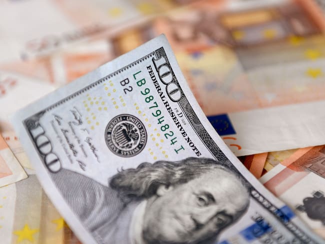 Imagen de referencia del dólar y el euro. (Photo by DANIEL MUNOZ/AFP via Getty Images)