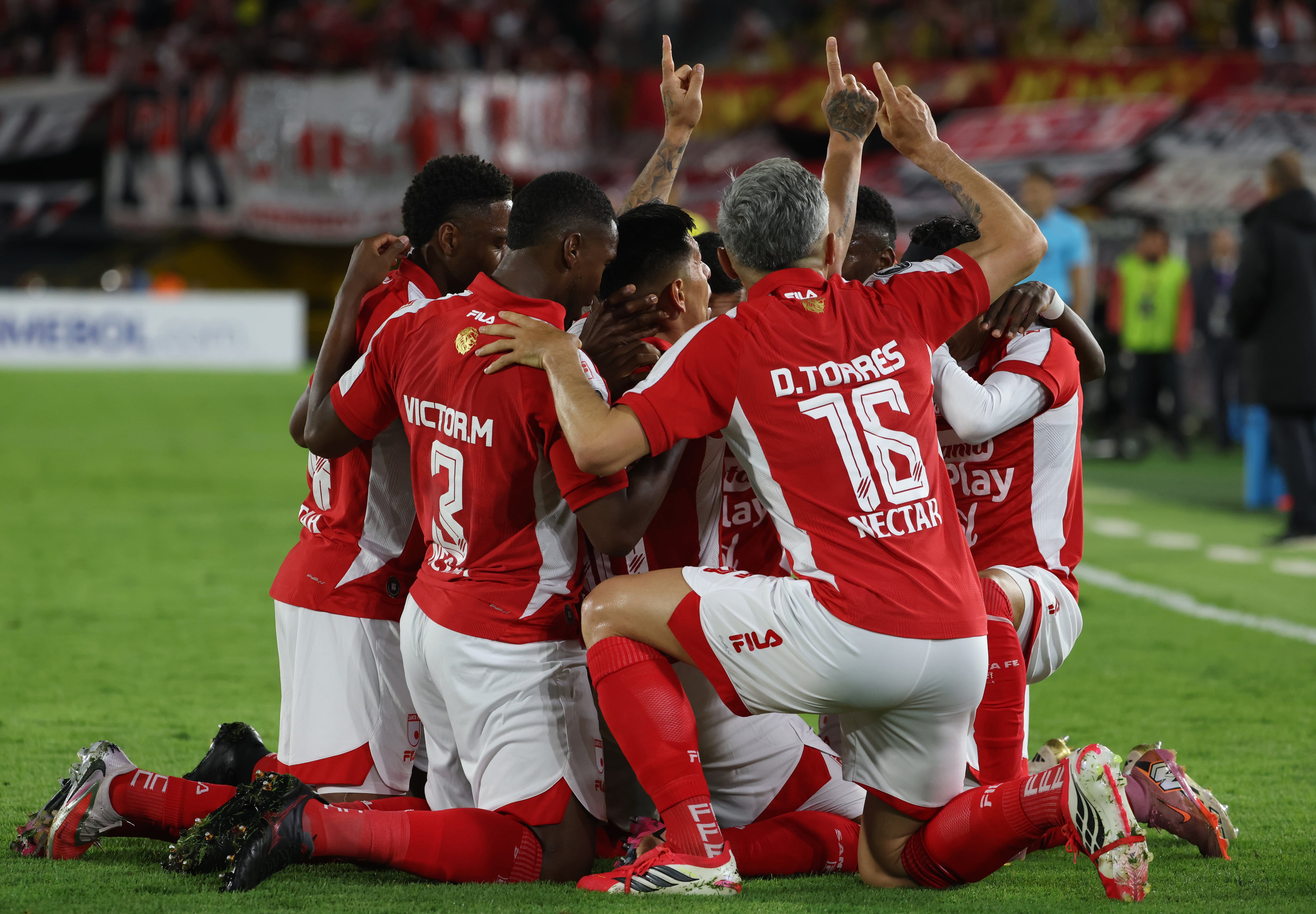 Los jugadores de Santa Fe celebran su gol de Copa Libertadores ante Peñarol. (Photo by John Vizcaino/VIEWpress/Getty Images)