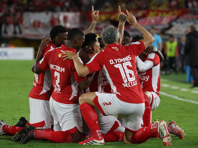 Los jugadores de Santa Fe celebran su gol de Copa Libertadores ante Peñarol. (Photo by John Vizcaino/VIEWpress/Getty Images)