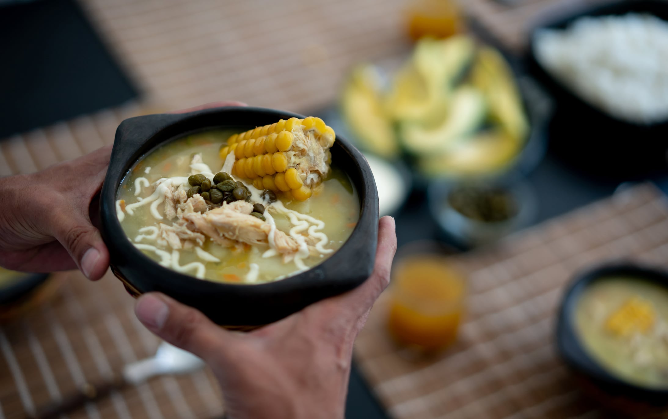 Persona sosteniendo un plato de ajiaco (Foto vía Getty Images)