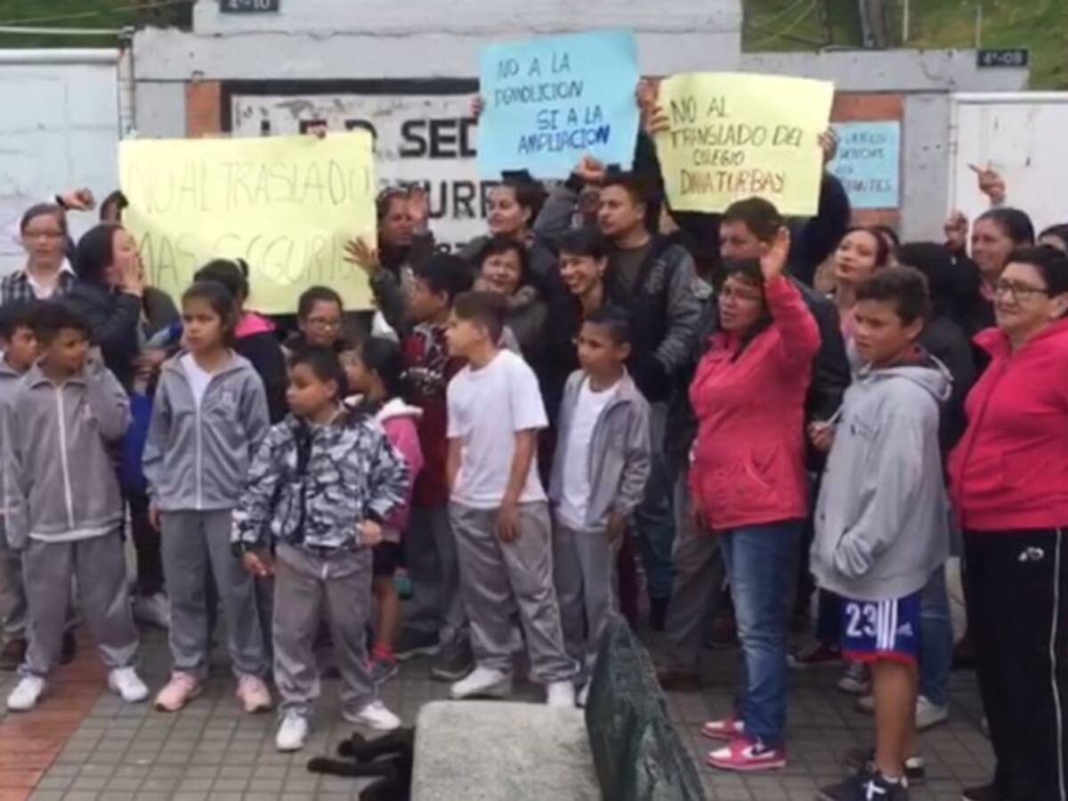 Padres de familia protestan por demolición de colegio en el sur de Bogotá