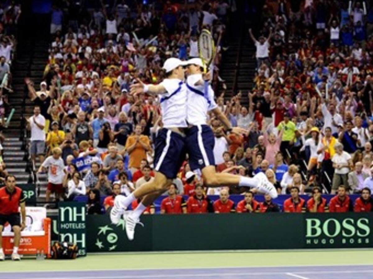 Estados Unidos sigue con vida en la Copa Davis gracias a los hermanos Bryan