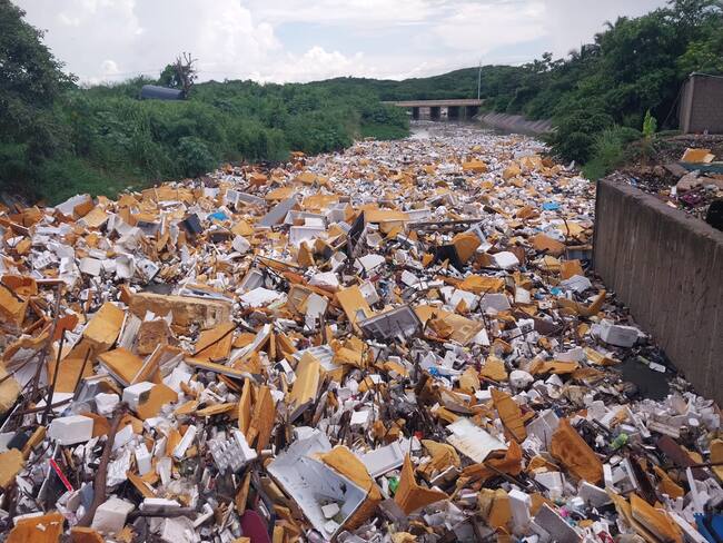 Basuras en el arroyo León