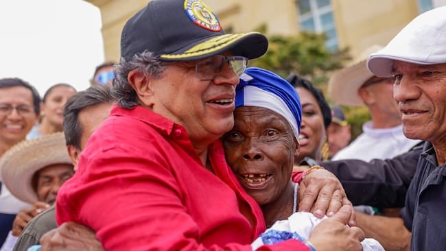 AME7281. BOGOTÁ (COLOMBIA), 24/12/2024.- Fotografía cedida por la oficina de prensa de la presidencia de Colombia del presidente, Gustavo Petro (i), reunido con habitantes de calle en la Plaza de Armas de la Casa de Nariño este martes, en Bogotá (Colombia). Petro y miembros de su gabinete celebraron la Navidad con habitantes de calle de Bogotá, con quienes compartieron un almuerzo y a quienes recordó que "todo ser humano es importante y vital para la existencia". EFE/ Presidencia De Colombia /SOLO USO EDITORIAL/NO VENTAS/SOLO DISPONIBLE PARA ILUSTRAR LA NOTICIA QUE ACOMPAÑA (CRÉDITO OBLIGATORIO)
