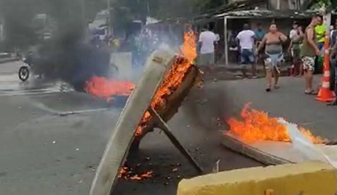 Los manifestantes denunciaron que la sedimentación de un canal en el barrio provocó emergencias