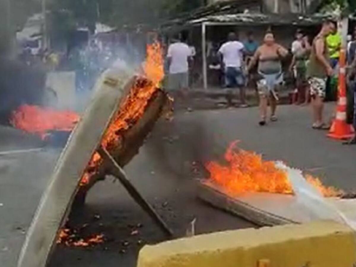 Vecinos de El Paraguay bloquearon la Crisanto Luque por inundaciones