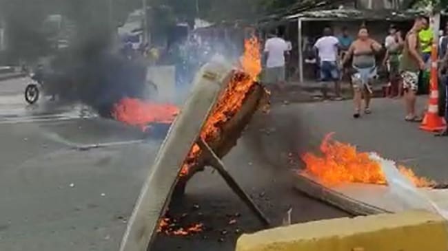 Los manifestantes denunciaron que la sedimentación de un canal en el barrio provocó emergencias