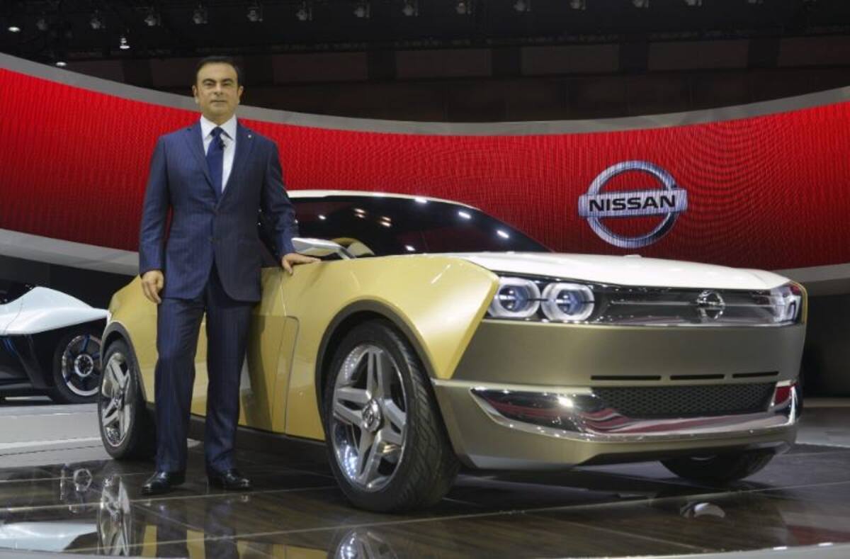 El presidente del fabricante automovilístico Nissan, Carlos Ghosn, posa junto al IDx Freeflow expuesto en el 43º Salón del Automóvil de Tokio (Japón)