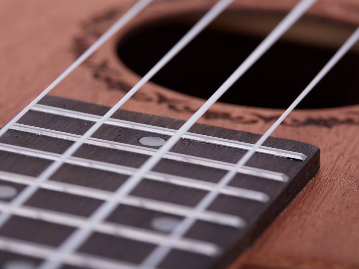 Soluciones W: Joven bogotano recupera su requinto para seguir haciendo música