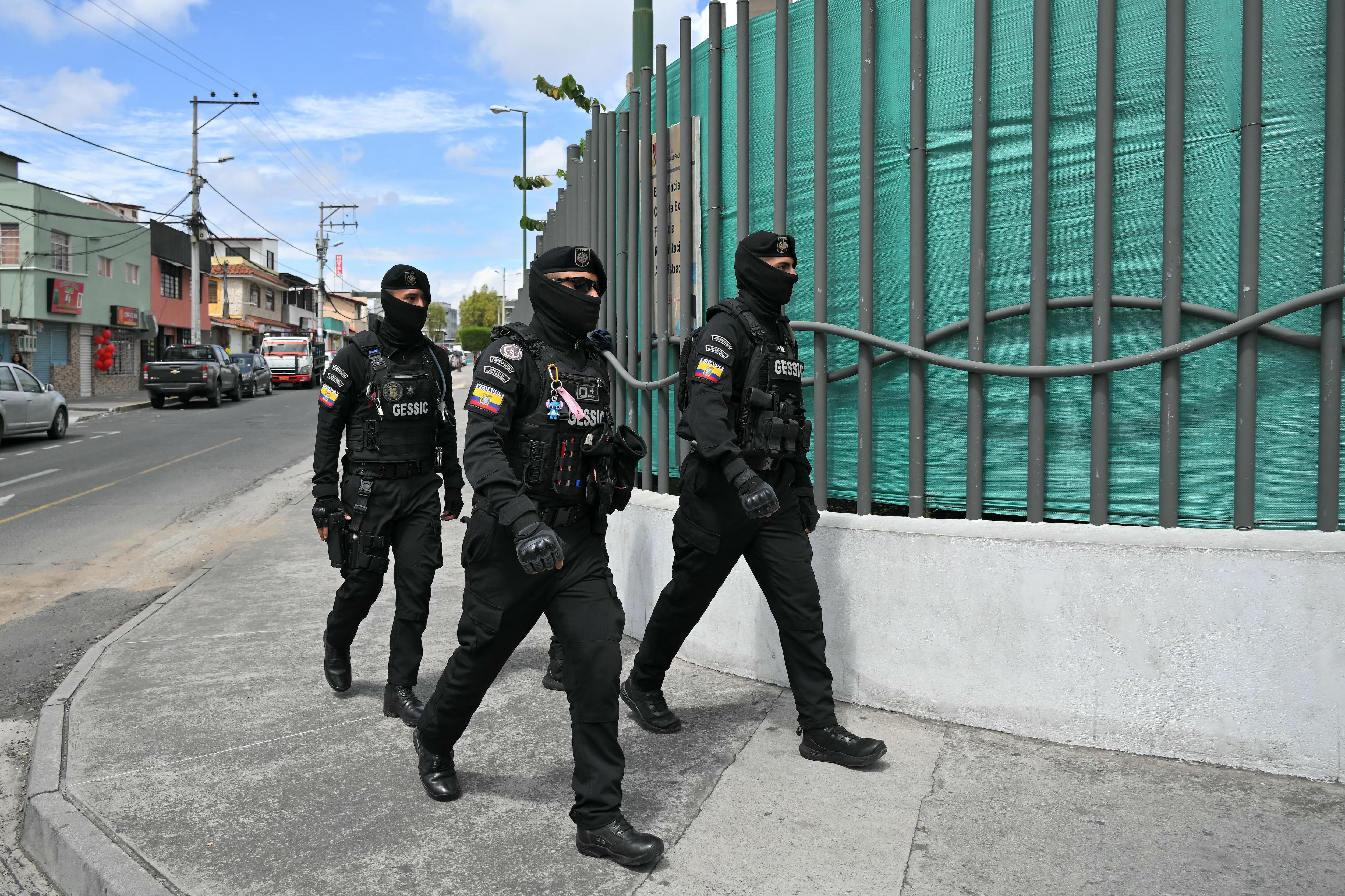 Miembros de la policía de Ecuador patrullando calles de Guayaquil.
(foto: RODRIGO BUENDIA/AFP via Getty Images)