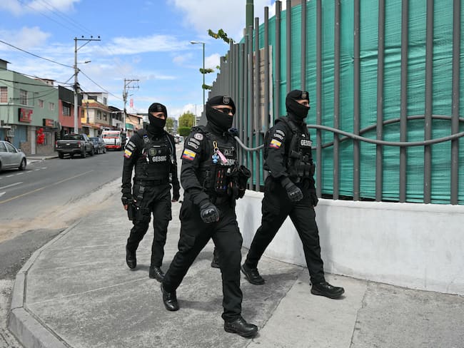 Miembros de la policía de Ecuador patrullando calles de Guayaquil.
(foto: RODRIGO BUENDIA/AFP via Getty Images)