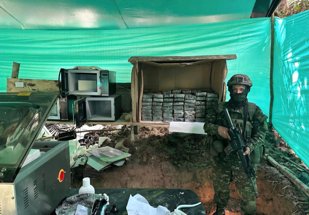 Ejército destruyó laboratorio del Clan del Golfo en Sabana de Torres, Santander. Foto: Ejército Nacional. 