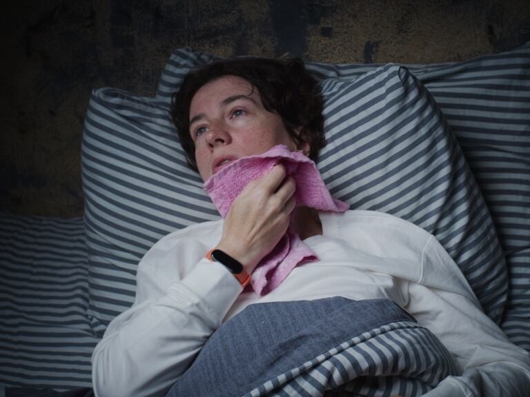 Mujer sudando mientras duerme, imagen de referencia // GettyImages