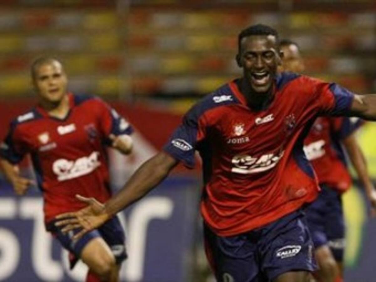 Medellín derrota a Nacional y asume el liderato del fútbol colombiano