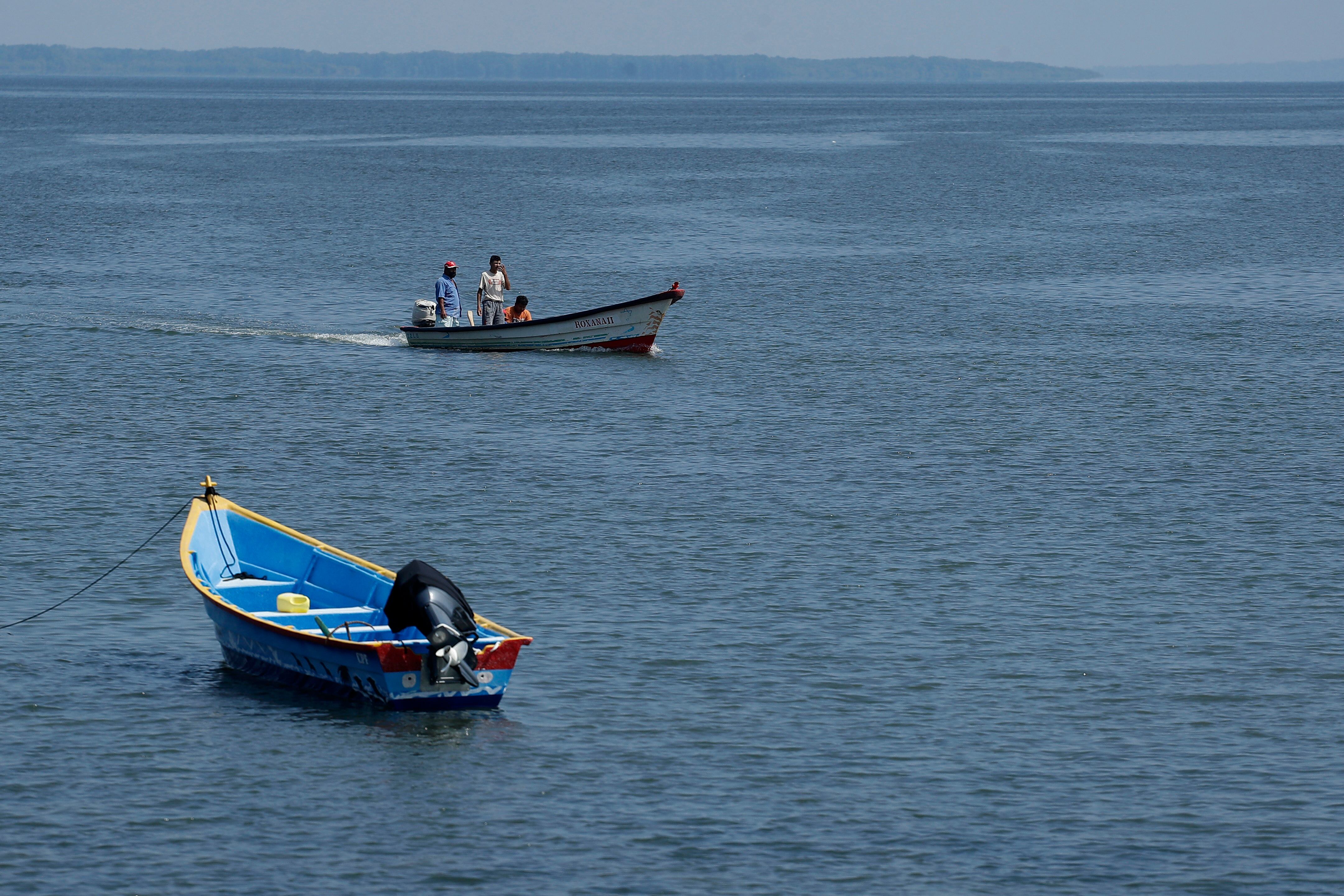 AME634. LA UNIÓN (EL SALVADOR), 29/11/2023.- Lancheros a la espera para transportar a personas en la zona conocida como muelle Los Coquitos, el 20 de noviembre en La Unión (El Salvador). La colaboración entre diferentes organizaciones no gubernamentales permite realizar acciones de asistencia humanitaria a migrantes en tránsito que pasan por El Salvador en su camino hacia el norte del continente, en su mayoría a Estados Unidos. EFE/Rodrigo Sura