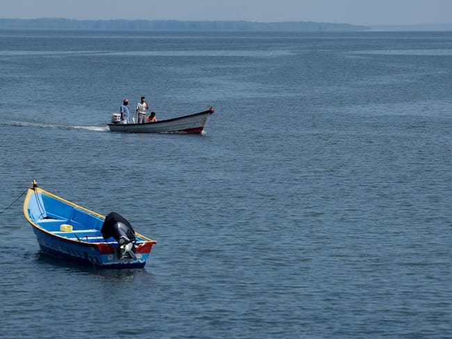 AME634. LA UNIÓN (EL SALVADOR), 29/11/2023.- Lancheros a la espera para transportar a personas en la zona conocida como muelle Los Coquitos, el 20 de noviembre en La Unión (El Salvador). La colaboración entre diferentes organizaciones no gubernamentales permite realizar acciones de asistencia humanitaria a migrantes en tránsito que pasan por El Salvador en su camino hacia el norte del continente, en su mayoría a Estados Unidos. EFE/Rodrigo Sura