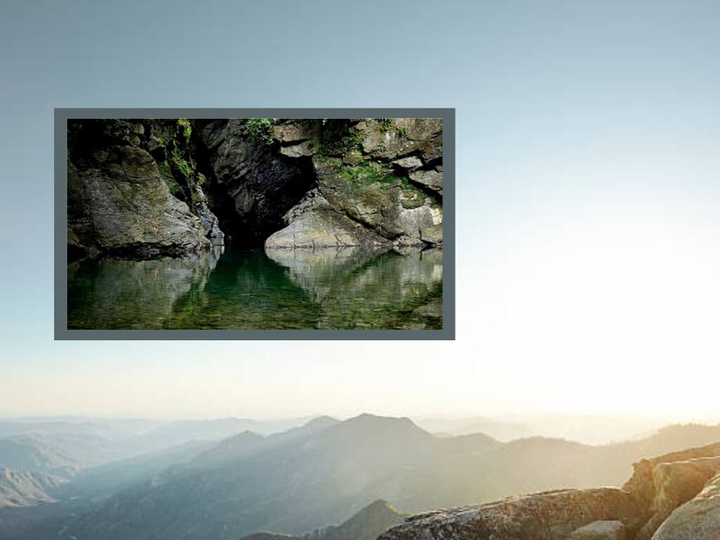 Paisaje aéreo montañoso y de fondo un cuerpo hídrico del municipio de Mutatá, Antioquia (Fotos vía Getty Images y sitio web turismoantioquia.travel)