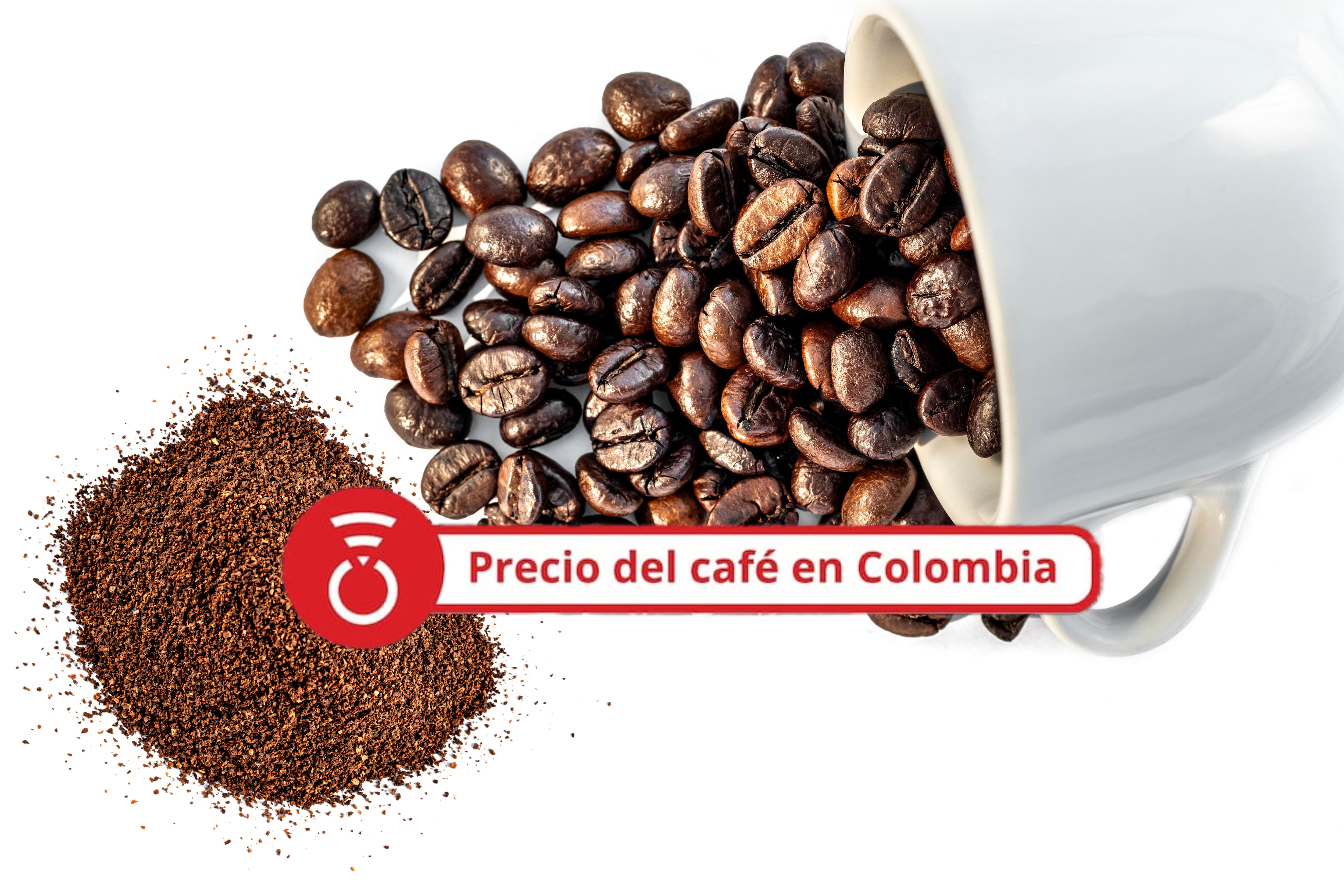 Taza de café con granos de café tostado y café molido sobre fondo blanco. - Foto Getty Images