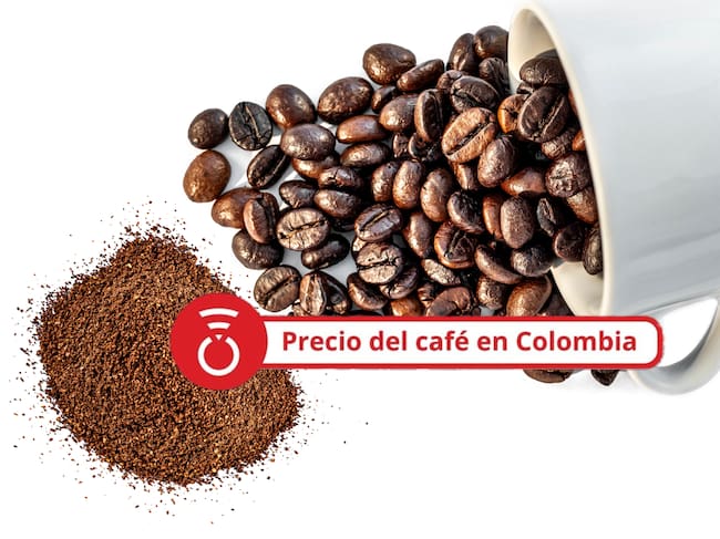 Taza de café con granos de café tostado y café molido sobre fondo blanco. - Foto Getty Images