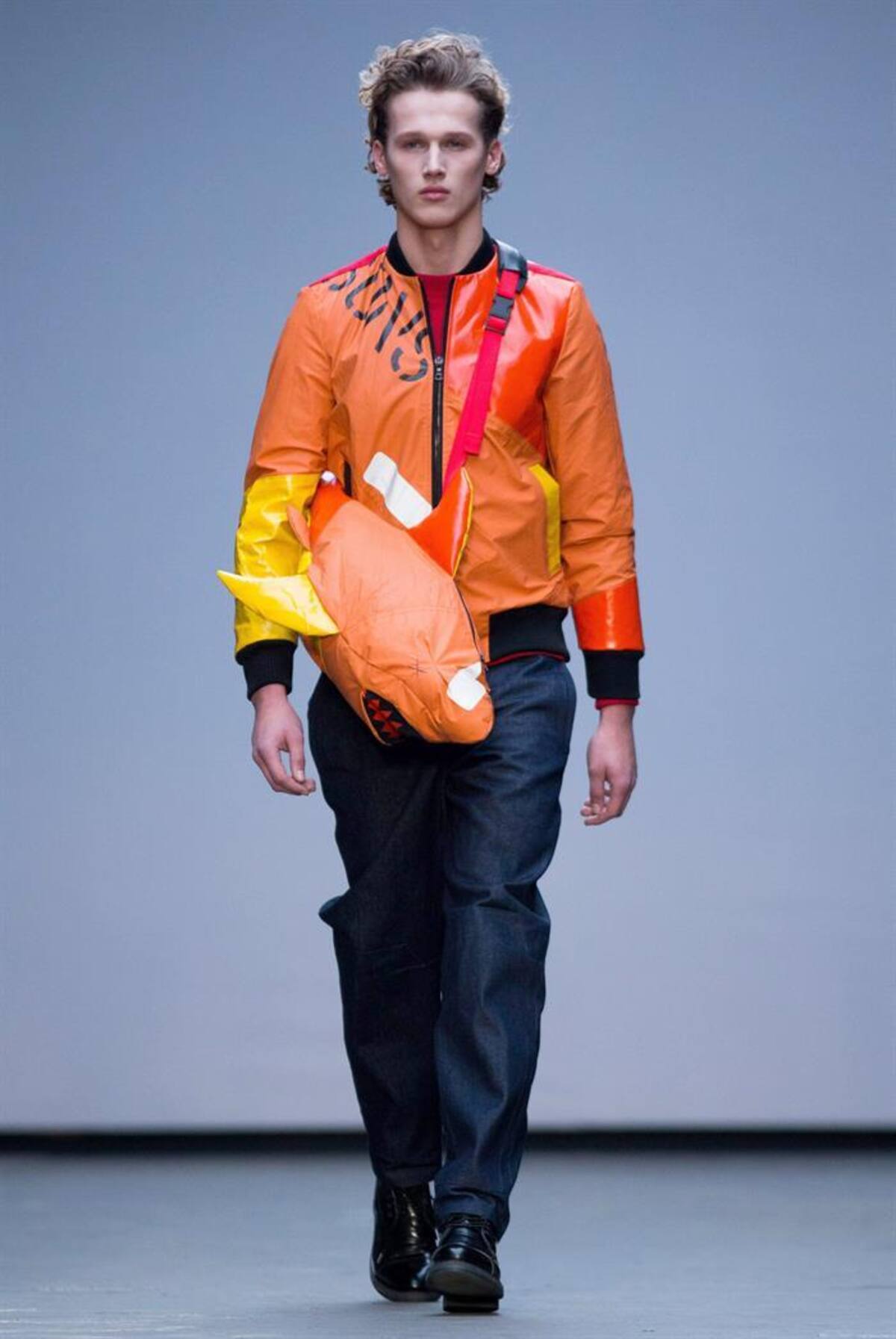 Una serie de modelos presentan la colección de otoño, invierno 2015 en la semana de la moda masculina en Londres, Inglaterra, que se realizará hasta el próximo 12 de enero.