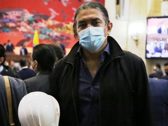 Gustavo Bolívar: Mi situación económica no me permite pagar escoltas fuera de Bogotá