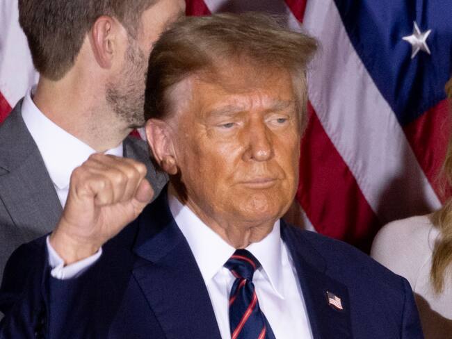 Nashua (United States), 24/01/2024.- Former US President Donald J. Trump reacts during a speech following his win in the New Hampshire primary, during an election night watch party in Nashua, New Hampshire, USA, 23 January 2024. The New Hampshire primary is the first primary in the nation and the second contest in the nominating process for the Republican presidential nomination. In the backround Republican Senator of South Carolina Tim Scott. EFE/EPA/MICHAEL REYNOLDS