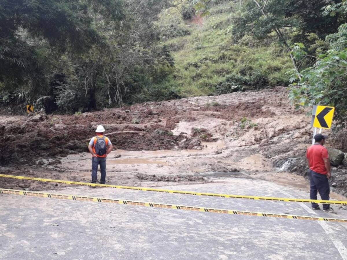 VIDEO: Dos derrumbes impiden el paso por la Transversal del Carare