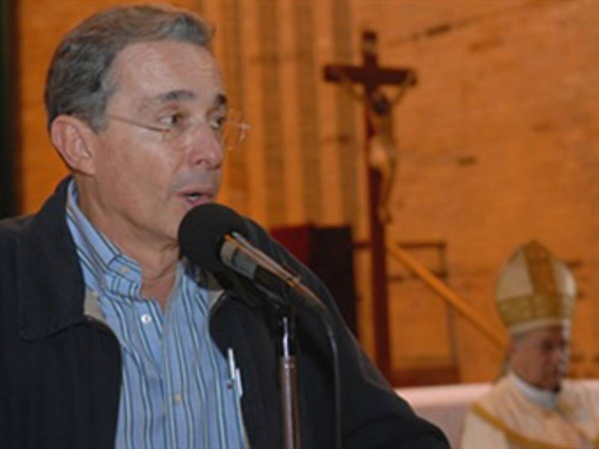 Iglesia dice que Uribe no puede dejar en manos de Dios su posible reelección