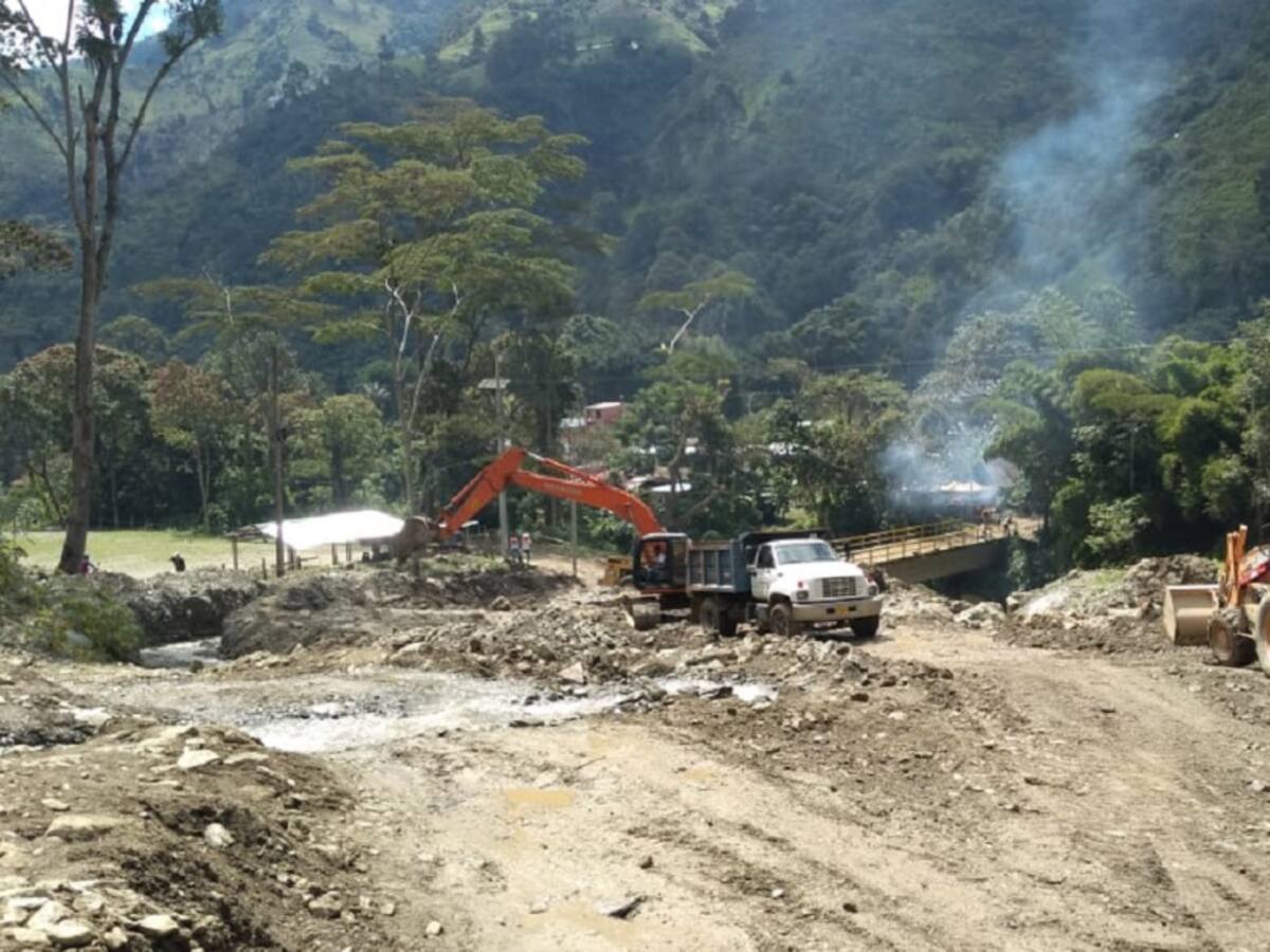 Habilitan vía a Juntas en el Cañón del Combeima