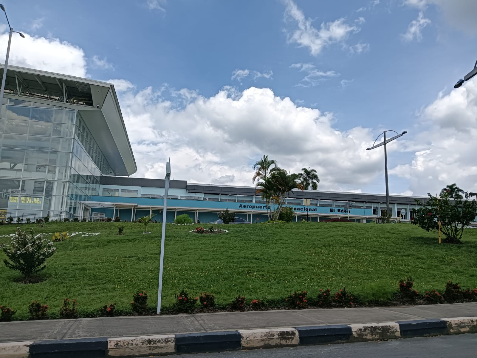 A pesar de las lluvias, hubo días de cielo azul en Quindío, al fondo del aeropuerto Internacional El Edén de Armenia. Foto: Adrián Trejos