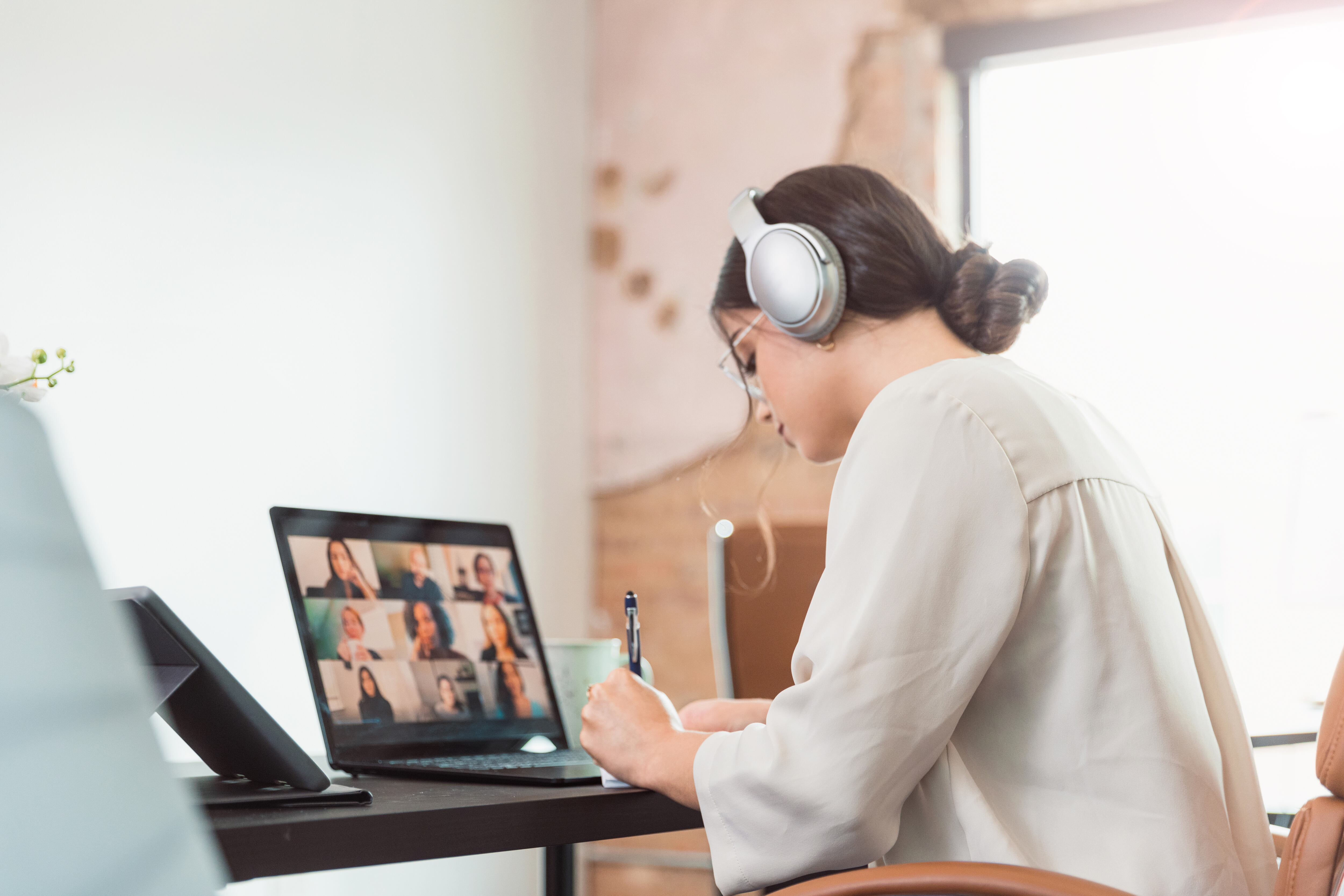 Mujer estudiando virtualmente (Foto vía Getty Images)