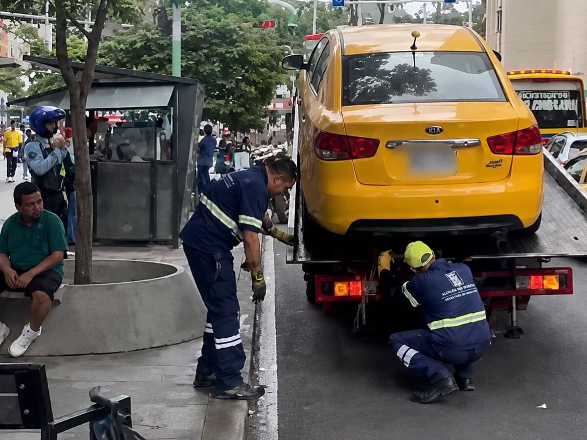 Taxista huyó por el carril de Metroplús en Medellín y recibió cuatro comparendos