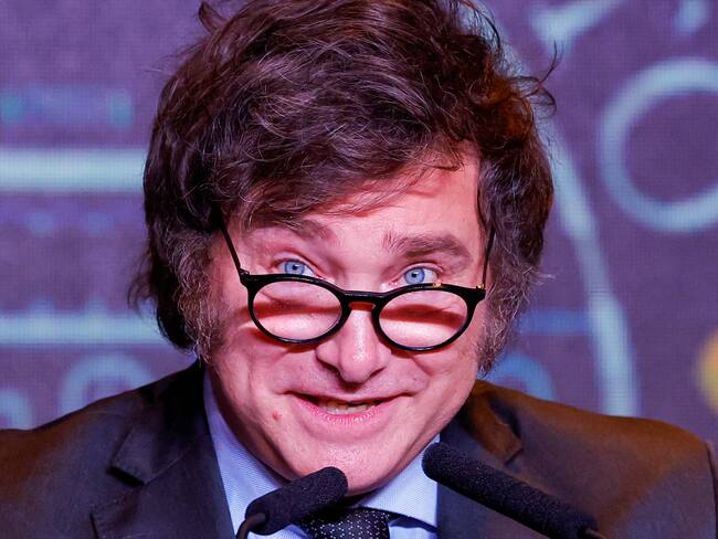 AME8259. BUENOS AIRES (ARGENTINA), 19/11/2023.- El presidente electo de Argentina, Javier Milei, ofrece un discurso en el "búnker" electoral tras conocer los resultados que le dieron como ganador del balotaje, hoy, en Buenos Aires (Argentina). Milei advirtió este domingo que "no hay lugar para la tibieza" o "las medias tintas" en referencia a las reformas estructurales que propone para Argentina. Milei derrotó este domingo al oficialista Sergio Massa, y será el próximo presidente de Argentina a partir del próximo 10 de diciembre. EFE/ Juan Ignacio Roncoroni