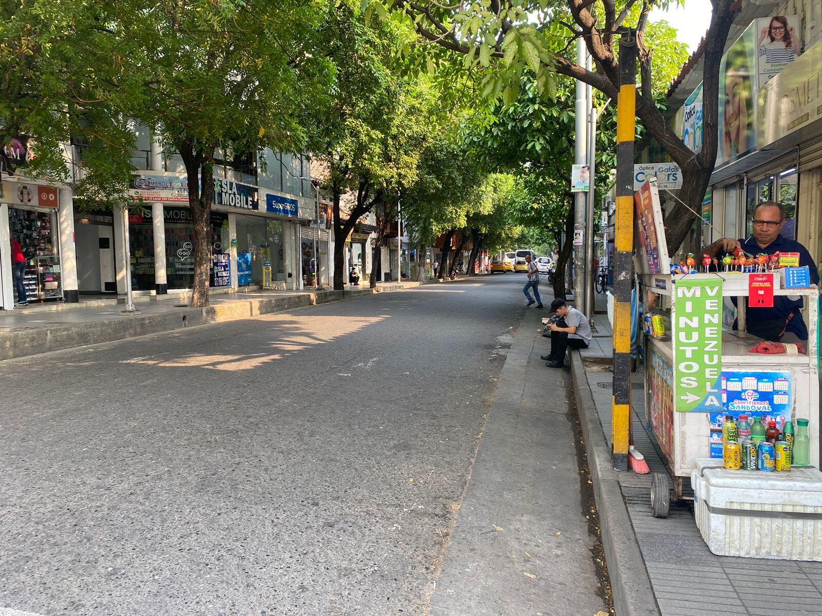 Vendedores informales afectados por día sin carro en Cúcuta.