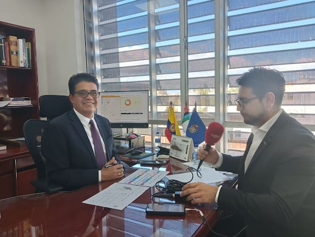 José Reyes Rodríguez, director de la Justicia Penal Militar y Policial; José Andrés González, periodista Caracol Radio