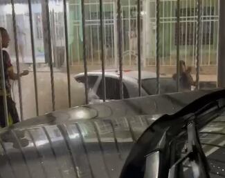 El carro que estaba siendo arrastrado por el arroyo. Foto: cortesía