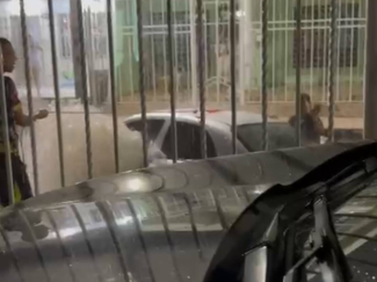 Emergencias por lluvias en Barranquilla: carro fue arrastrado por un arroyo