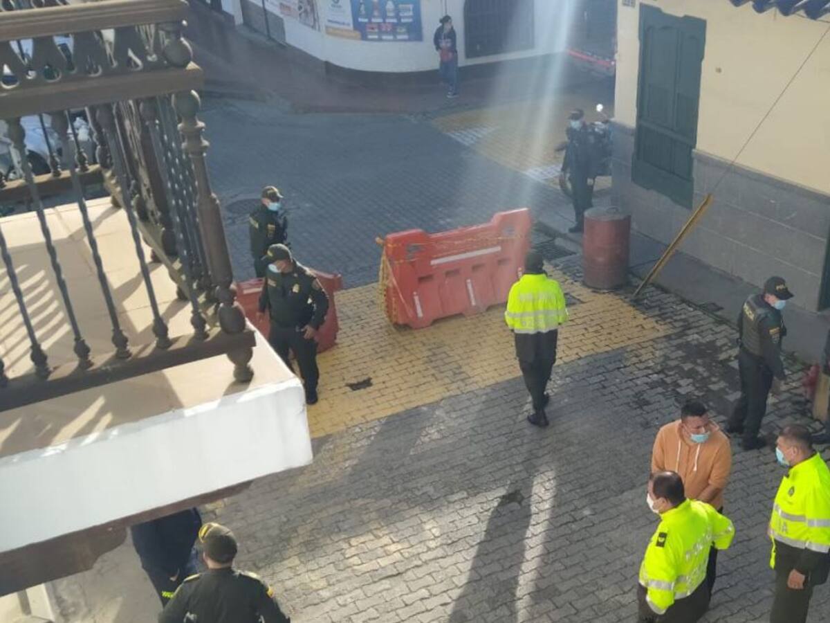 Un detenido muerto deja un incendio en estación de policía