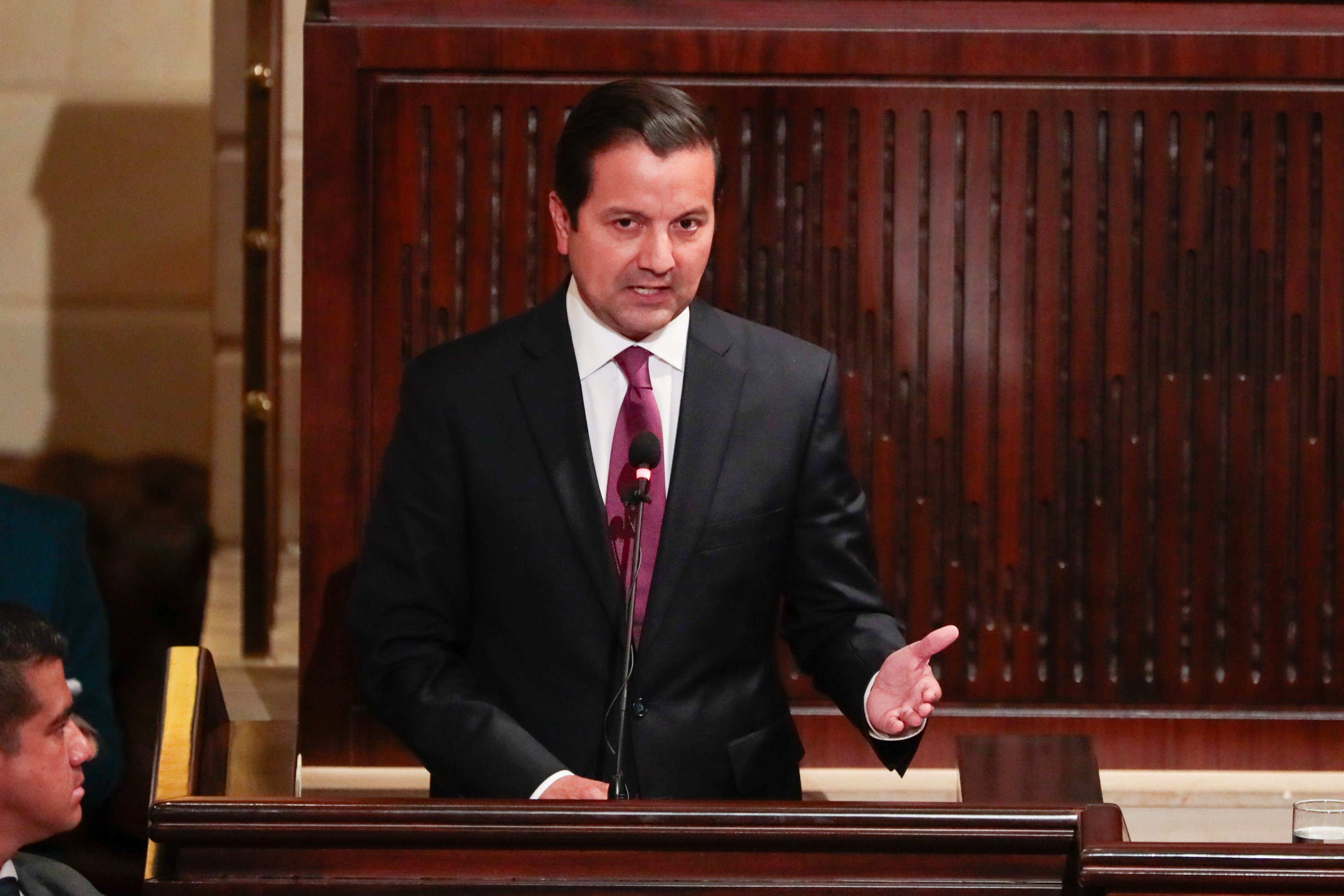 BOG400. BOGOTÁ (COLOMBIA), 20/07/2024.- El senador de oposición David Luna habla durante la instalación de las sesiones ordinarias del Congreso este sábado, en Bogotá (Colombia). El presidente colombiano, Gustavo Petro, pidió este sábado perdón al país por el escándalo de corrupción en la Unidad Nacional para la Gestión del Riesgo de Desastres (UNGRD), organismo que está en el ojo del huracán por la malversación de millones de dólares que salpica a varios miembros del Gobierno. EFE/Carlos Ortega