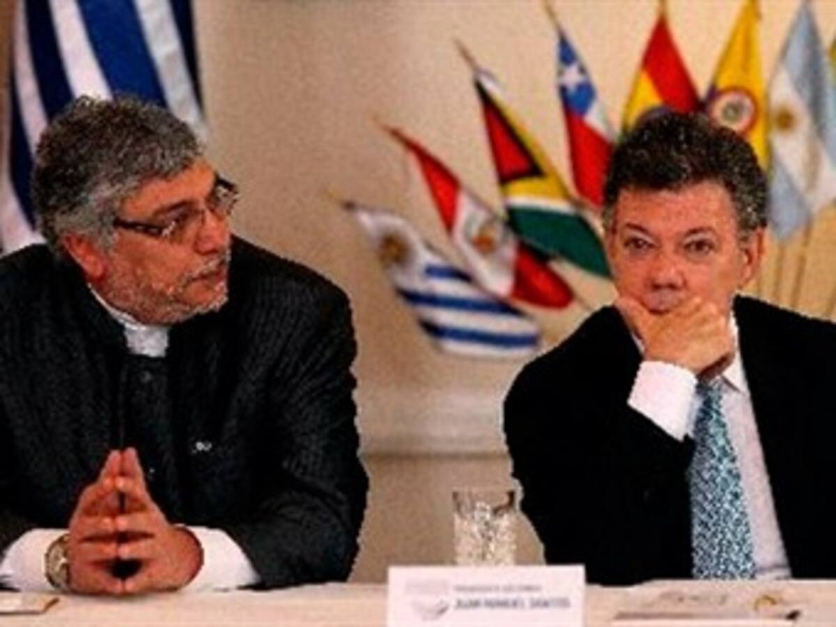 Presidente Santos propone anticipar las elecciones presidenciales en Paraguay como salida a la crisis