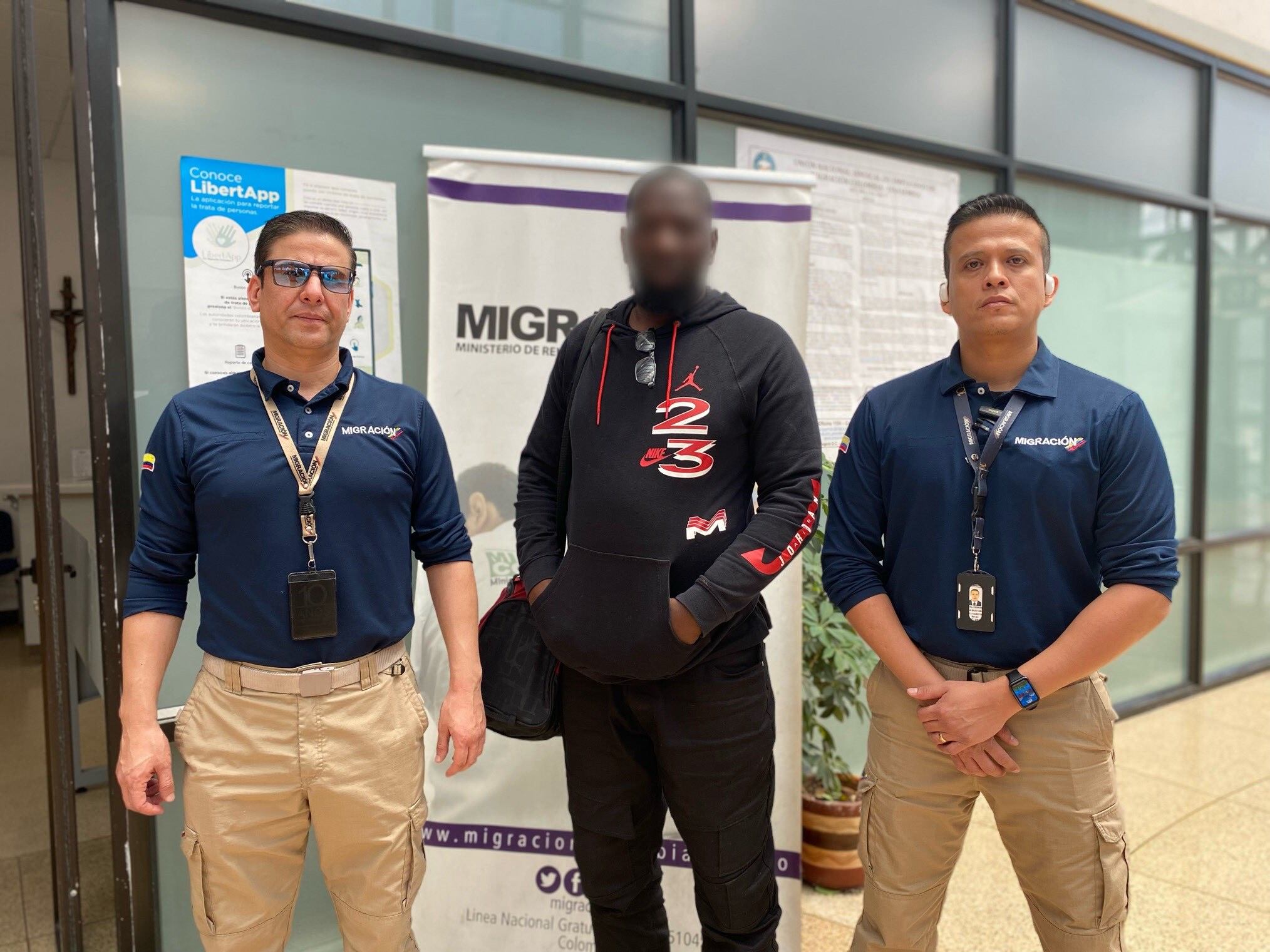 El estadounidense, presunto agresor sexual, fue devuelvo a su país de origen, tras negarle su ingreso a Medellín. Foto: Migración Colombia.