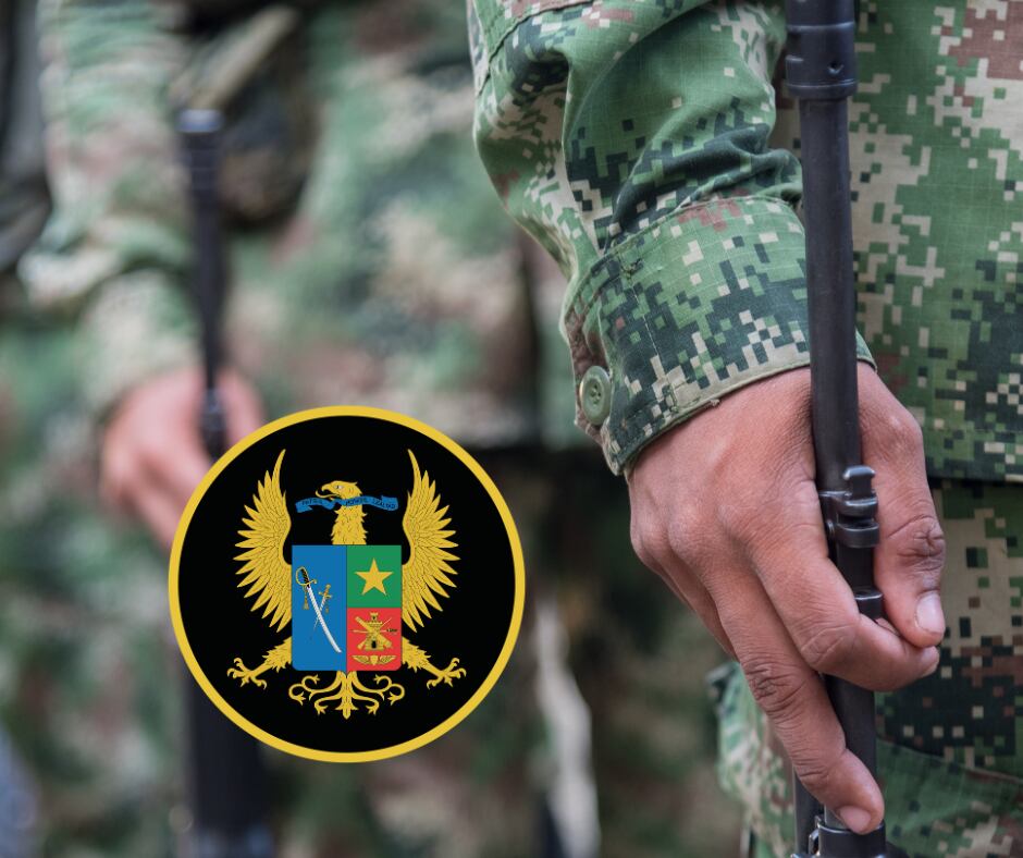 Close-up Ejército Nacional y logo de la Escuela Militar de Cadetes (Getty Images)